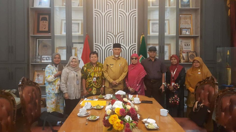 Tim periset Badan Riset dan Inovasi Nasional saat melakukan audiensi dengan Gubernur Sumatera Barat Mahyeldi Ansharullah di Istana Gubernur Sumatera Barat. (Dok. Istimewa)